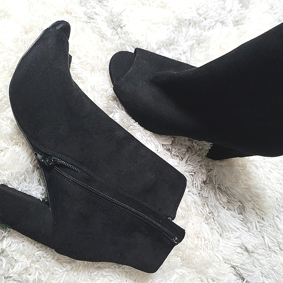 Wild Diva Faux Suede Rose Embroidered Almond Toe Booties Boots Size 9 - Picture 7 of 10